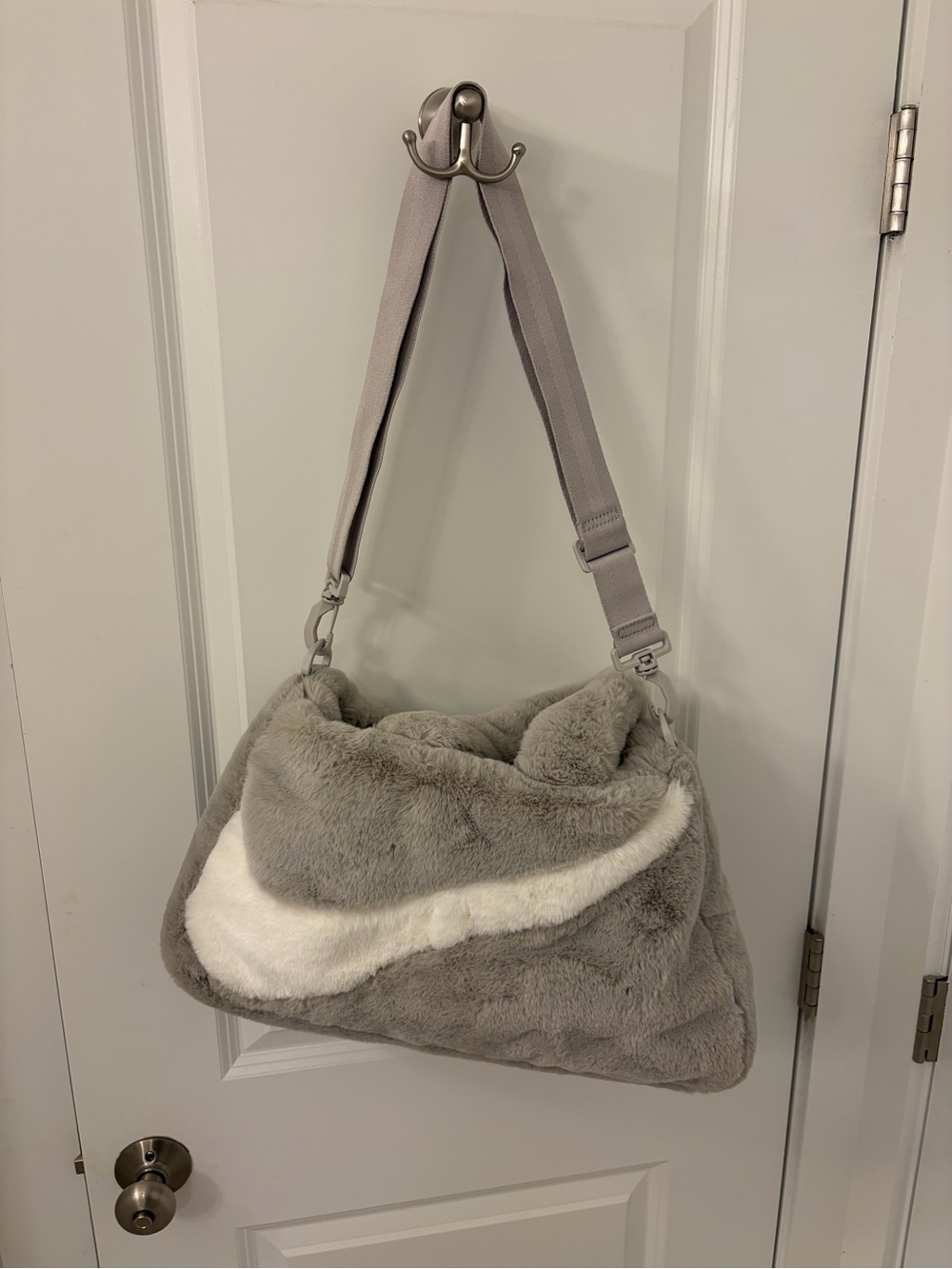 Nike Sportswear Faux Fur Tote Bag for Women Grey White - Picture 3 of 5